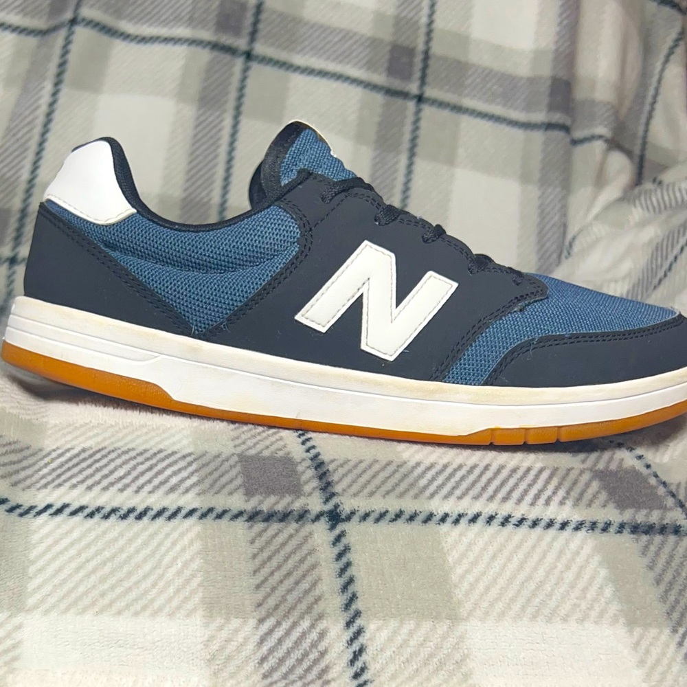 Men’s size 11.5 New Balance 425’s